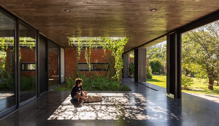 La transición entre interior y exterior tiene un espesor sensorial al estar mediada por patios con vegetación, aleros, galerías, persianas y cortinas móviles. Foto: Ramiro Sosa