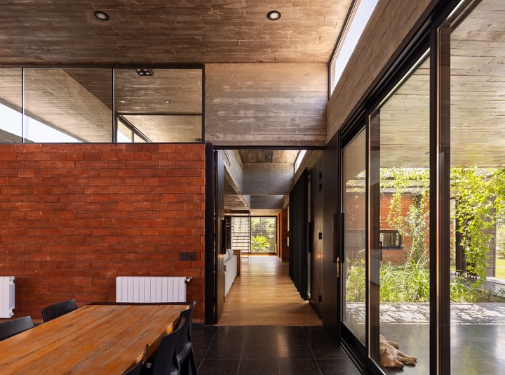 Los espacios de estar, comedor, cocina y quincho se integran en un gran ambiente continuo, flexible y divisible. Foto: Ramiro Sosa