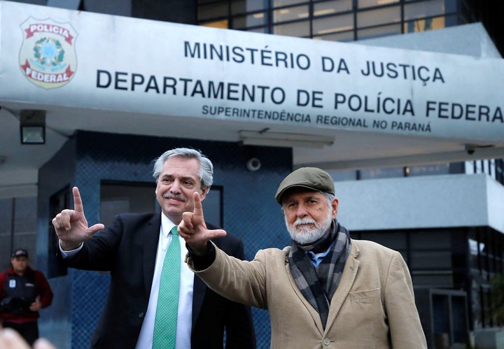Alberto Fernandez fue a visitarlo a Lula da Silva siendo candidato en 2019. En la foto con el asesor internacional de brasileño, Celso Amorim
EFE