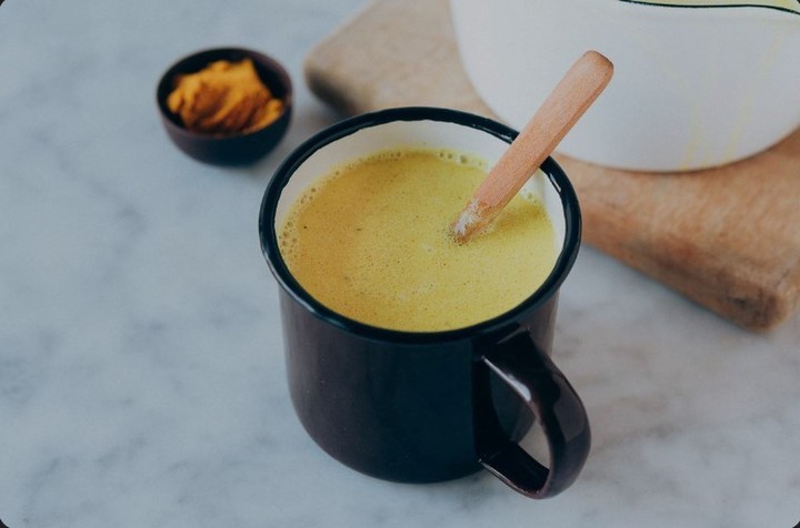 Qué es la leche dorada y por qué cada vez más gente la toma: beneficios y su receta (Instagram).