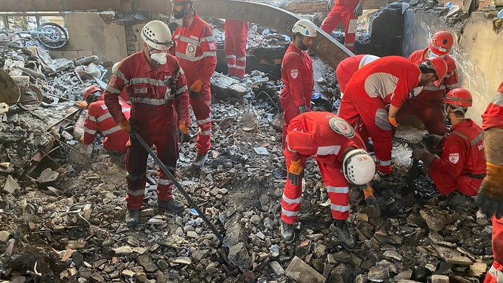 Rescatistas iraníes trabajan en medio de los escombros tras un ataque de Israel en Teherán. Foto: EFE  