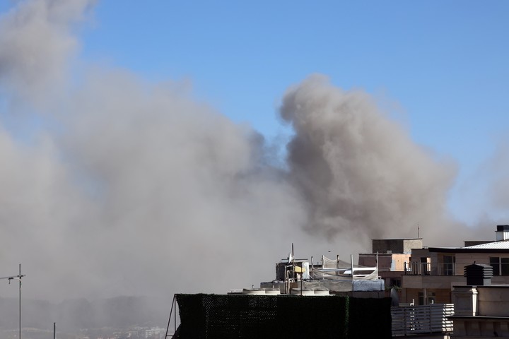 Humo ten unos edificios tras un ataque aéreo israelí sobre Teherán. Foto EFE