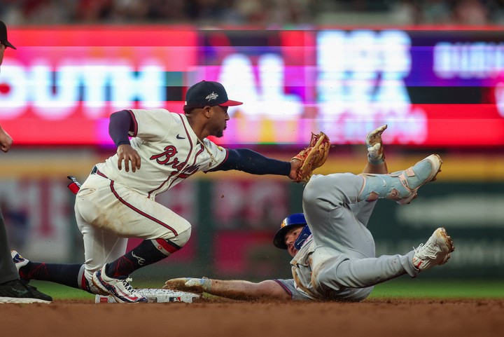 Ozzie Albies, de los Braves, deja out a Pete Alonso, de los Mets. Foto: Brett Davis - Imagn Images.