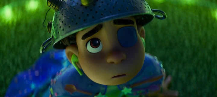 No, Elio no es tuerto, lleva un parche porque lo golpearon en el ojo.