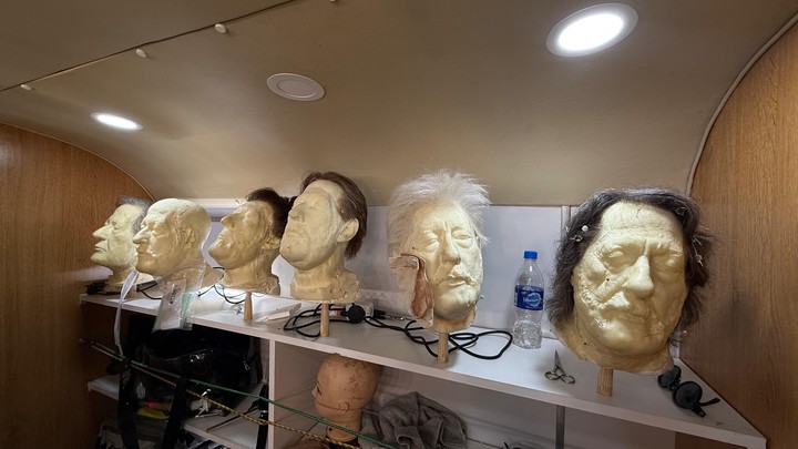 En el rodaje, en el Motorhome, con parte de los diferentes peinados de los personajes de Guillermo Francella.