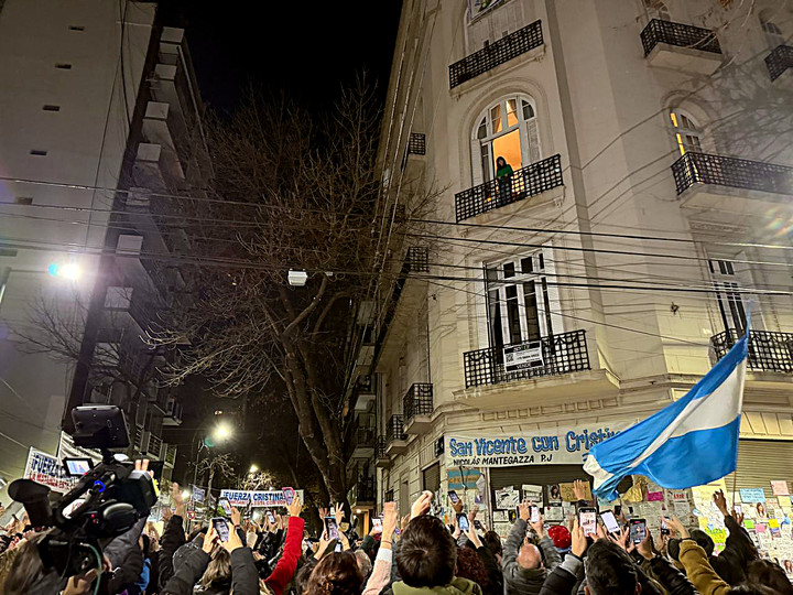 Cristina Kirchner observa desde la altura de su casa a la militancia que la apoya. Foto Enrique García Medina