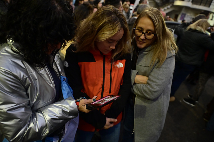 Seguidores de Cristina escuchan el discurso desde la puerta de la vivienda de la expresidenta. Foto: Matías Martin Campaya 