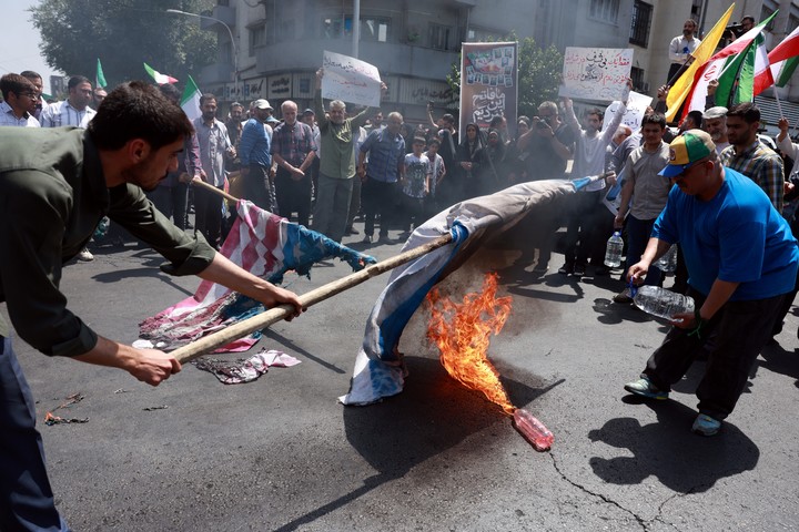 Manifestantes iraníes queman banderas de Israel y de Estados Unidos, en una protesta en Teherán, días atrás. Foto: EFE 