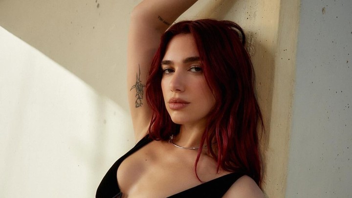 Dua Lipa promueve autores como Cormac McCarthy y Hernán Díaz.