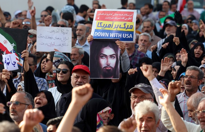 Iraníes gritan consignas durante una manifestación contra Estados Unidos y contra Israel en Teherán, Irán. Foto EFE