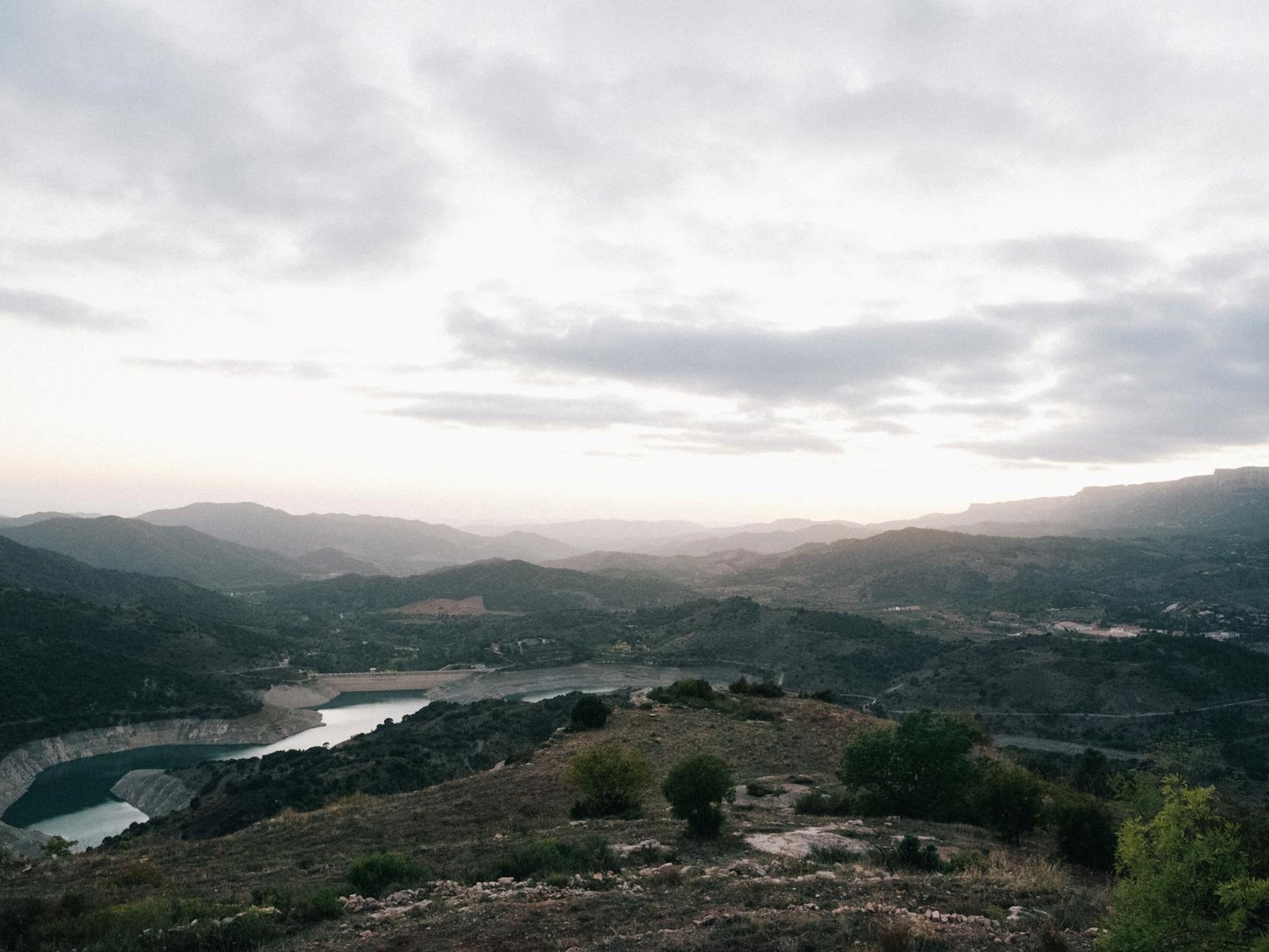 En Cataluña, mirando el río Ebro, se da con una fortaleza de 900 años y 700 habitantes. Foto: Pexels