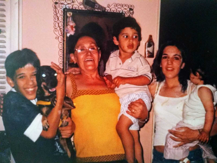 Mara (a la derecha) tenía signos de abuso y la estrangularon con el cordón de su zapatilla. Foto Innocence Project