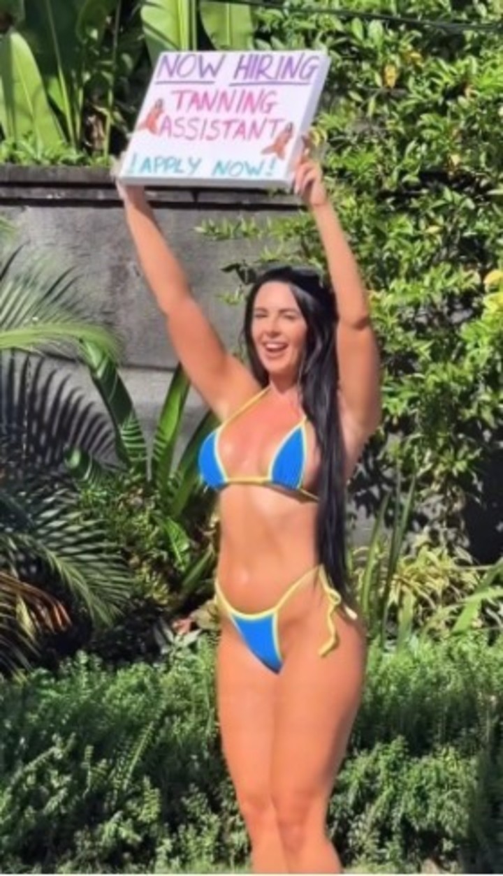 "Se busca asistente de bronceado. Postúlate ya" (Jam Press/@aliciadavisxx).