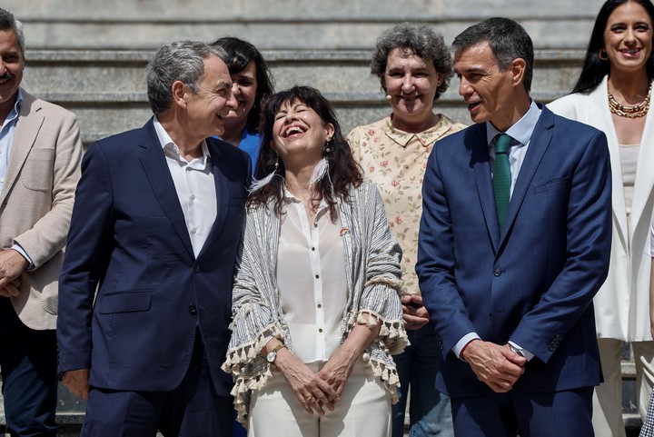 Mientras su ex ministro declaraba, Pedro Sánchez (d) conmemoró, con el ex presidente José Luis Rodríguez Zapatero (i), la ley del matrimonio igualitario. Foto: EFE/ Sergio Perez
