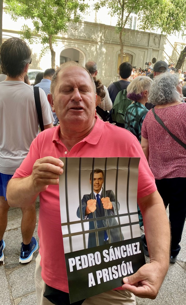 En la puerta del Tribunal Supremo, un manifestante pide prisión para el presidente Sánchez. Foto: Cézaro De Luca