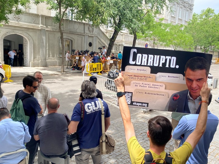 Manifestantes con carteles de "Corrupto" recibieron al ex ministro Abalos en la puerta del Tribunal Supremo. Foto: Cézaro De Luca