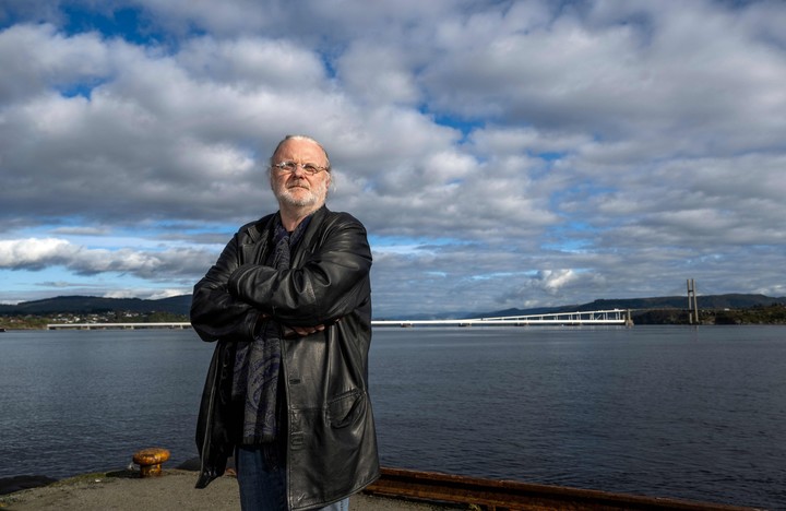 El dramaturgo noruego Jon Fosse posa para una foto cerca de Frekhaug, al norte de Bergen, en Noruega. (Foto de EIRIK HAGESAETER / Bergensavisen / AFP)
