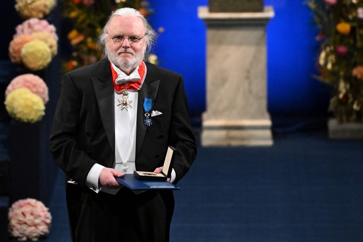 El premio Nobel de Literatura Jon Fosse posa tras recibir el Premio Nobel de Literatura 2023 en Suecia, el 10 de diciembre de 2023. (Foto de Jonathan NACKSTRAND / AFP)
