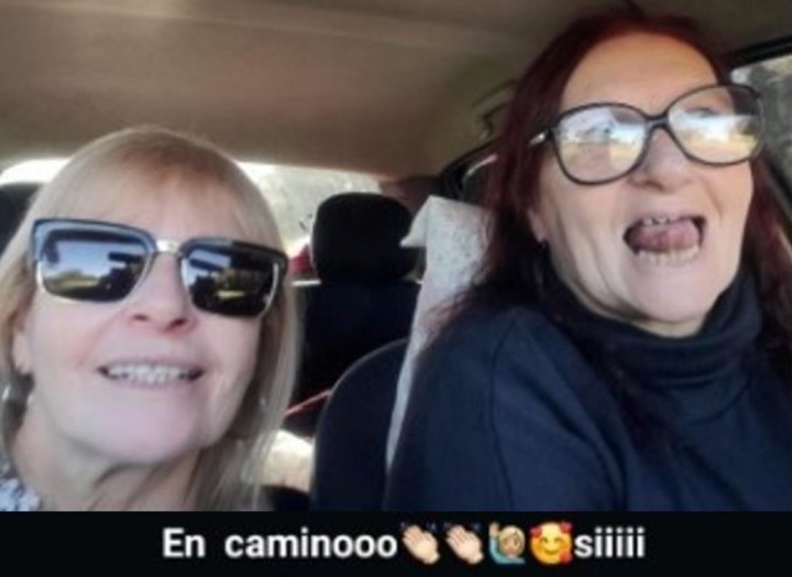 Las hermanas Gladys (der.) y Miriam de la Torre, en la selfie que le enviaron a su familia minutos antes de morir en un choque frontal en la ruta 88.