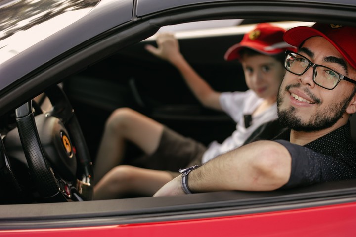 Stefano Marconi toma clases de simulación de carreras con el campeón mundial Rodrigo López. Foto: Adrián Marconi