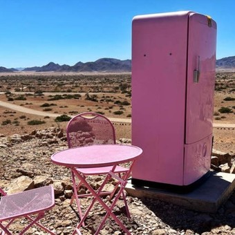 La increíble heladera rosa en medio del desierto que siempre está en funcionamiento 