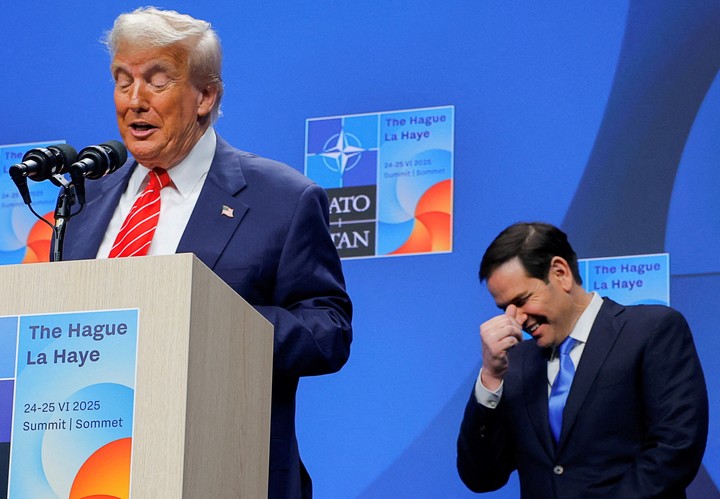 Trump y su canciller ríen ante una pregunta de un periodista. Foto: Reuters