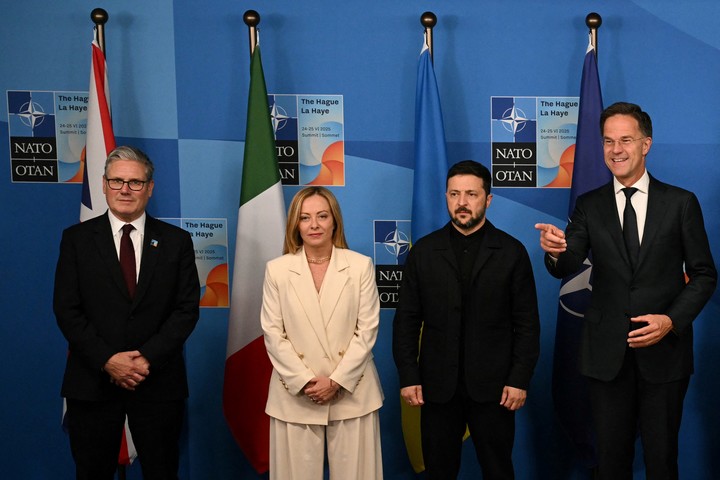 Starmer, Meloni, Zelenski y Rutte posan en la cumbre. foto: Reuters 