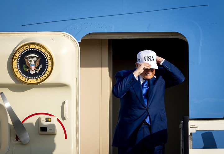 Trump en el Air Force One. Foto: EFE 