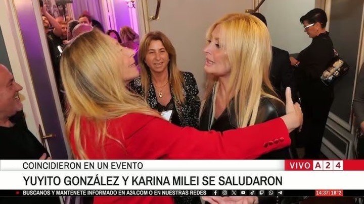 El saludo entre Yuyito González y Karina Milei en el desfile de Claudio Cosano. Captura TV