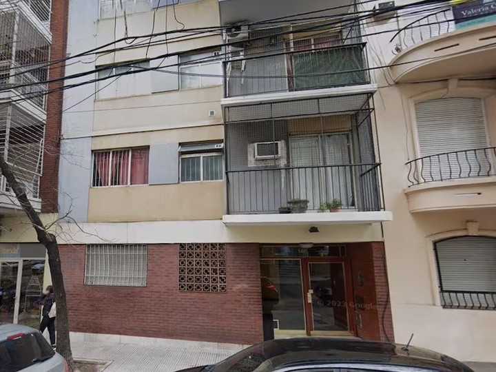 En pleno Caballito, la puerta de ingreso al edificio de Hidalgo 140, donde Beatriz Sarlo pasó los últimos años de su vida.