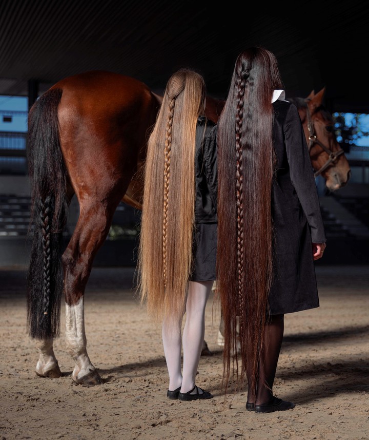 Fotografía de Irina Werning en el Club Hípico Buenos Aires, forma parte de la muestra "Las Pelilargas", en Fundación Larivière. Foto: gentileza.