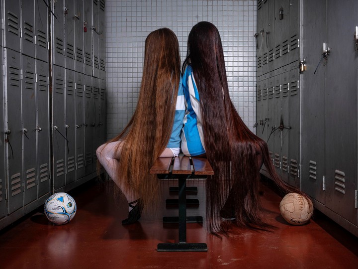 Fotografía de Irina Werning en el Club Hípico Buenos Aires, forma parte de la muestra "Las Pelilargas", en Fundación Larivière. Foto: gentileza.