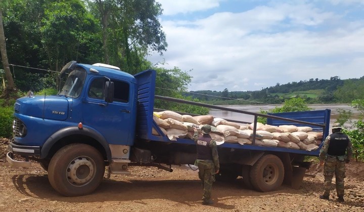 Contrabando de soja y maíz a través del río Uruguay. Un punto caliente de ese tráfico es entre El Soberbio, Misiones, y Tiradentes do Sul, Brasil.