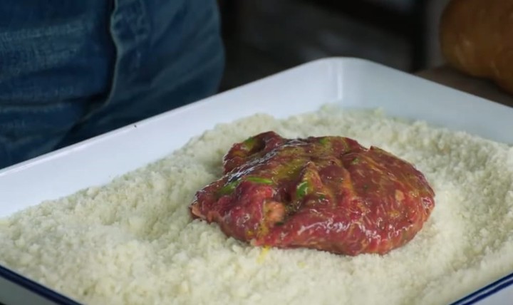 El empanado de la milanesa de Francis Mallmann.
