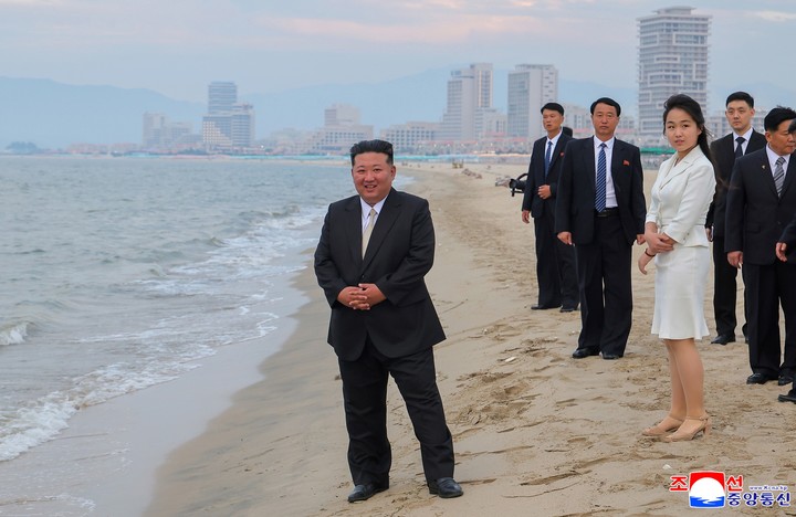 Kim Jong-un (L), junto a su hija Kim Ju Ae en la playa del nuevo complejo. Foto: EFE
