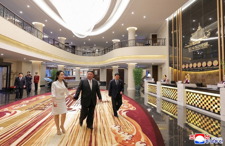 Kim Jong Un y su hija visitan uno de los hoteles. Foto:  Reuters