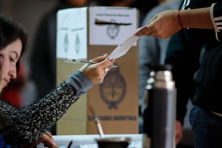 Las mesas de votación en Santa Fe estará abiertas desde las 8 hasta las 18. Foto: EFE/Juan Ignacio Roncoroni.