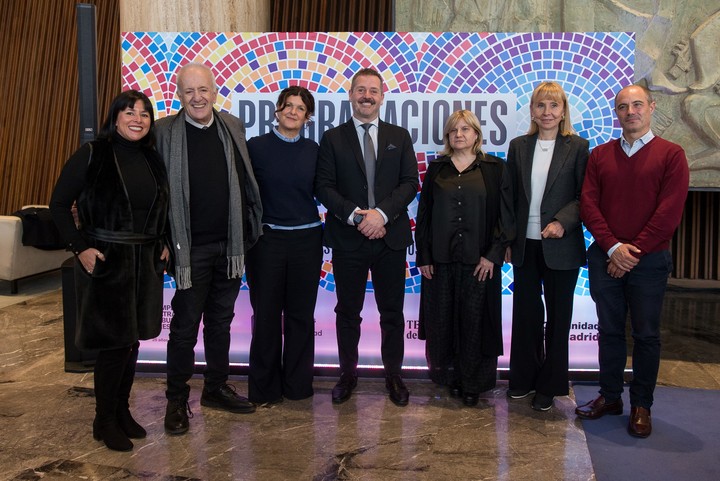 La Ministra de Cultura de la Ciudad, Gabriela Ricardes, y el Consejero de Cultura, Turismo y Deporte de la Comunidad de Madrid, Mariano de Paco Serrano, presentaron "Programaciones Cruzadas" en el Teatro San Martín. Foto: Gustavo Gavotti, gentileza.