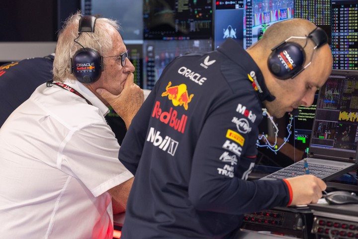 Helmut Marko y Gianpiero Lambiase, de Red Bull, analizando datos con el sistema que desarrolló Globant. Foto: EFE