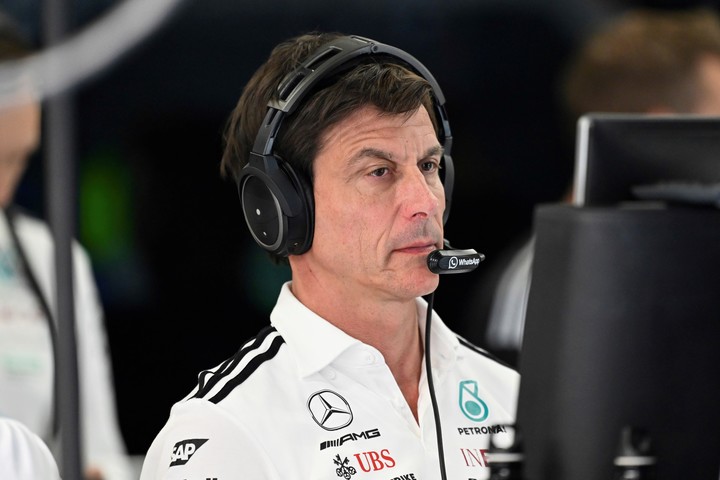 Toto Wolff, de Mercedes, prefiere ver desde el box, pero siempre siguiendo los datos en pantalla. Foto AP