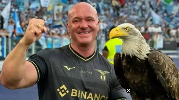 Echaron al adiestrador de la mascota de la Lazio de Italia: mostró una prótesis peneana y dijo admirar a Mussolini