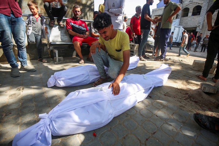 Un palestino llora junto al cuerpo de una de las víctimas del bombardeo. Foto: Reuters