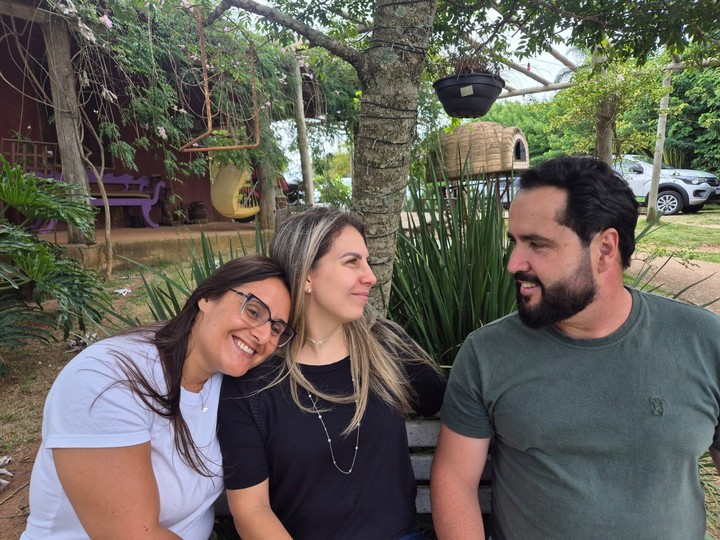Priscila Mira, Marcel Mira y Regiane Gabarra organizan el primer encuentro de triejas de Brasil. Foto gentileza IG @trisalamoraocubo.