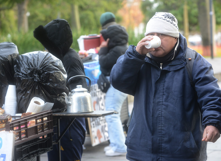 El café siempre es una aliado para paliar el frío en la calle. Foto Luciano Thieberger