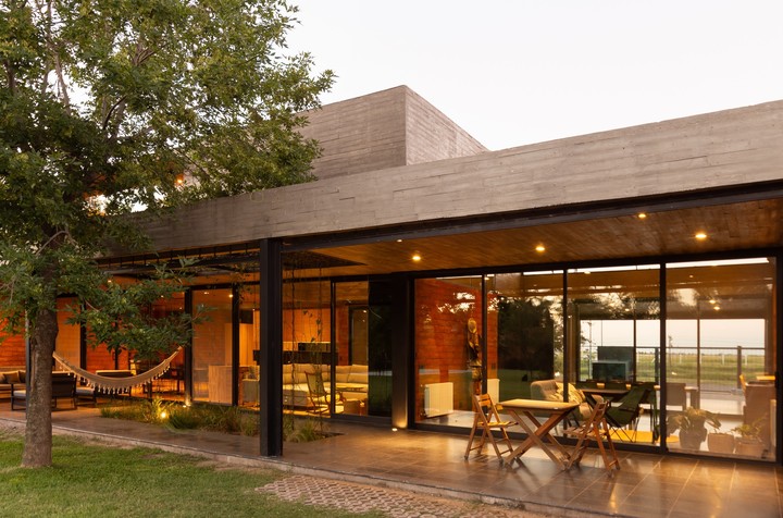 La casa se implanta extendida en todo el ancho del terreno. Foto: Ramiro Sosa