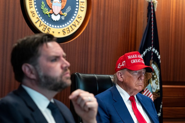 Una foto de distribución facilitada por la Casa Blanca muestra al presidente de EE.UU., Donald Trump, y al vicepresidente de EE.UU., JD Vance (I), en la Sala de Situación de la Casa Blanca en Washington, DC, EE.UU., el 21 de junio de 2025. Más tarde en el día, el presidente Trump habló a la nación sobre el bombardeo estadounidense de sitios nucleares en tres lugares en Irán: Fordow, Natanz e Isfahán. EFE/EPA/CASA BLANCA /