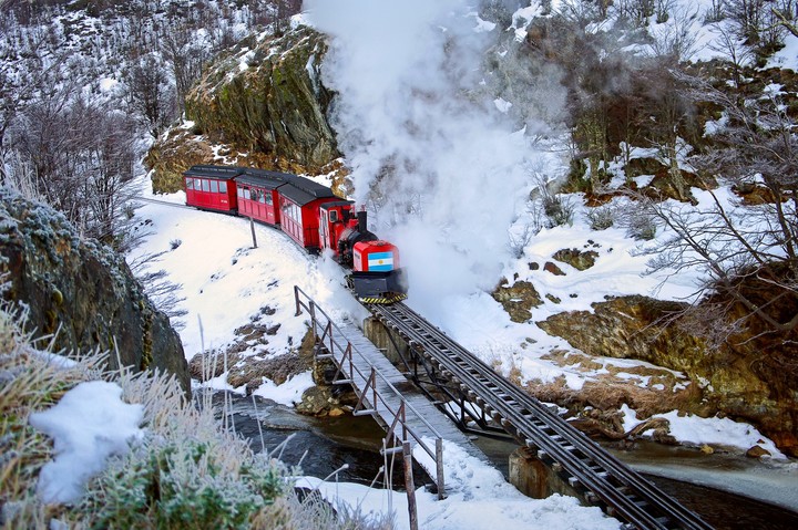 El Tren del Fin del Mundo avanza entre la nieve, en Tierra del Fuego. Foto Turismo Nación