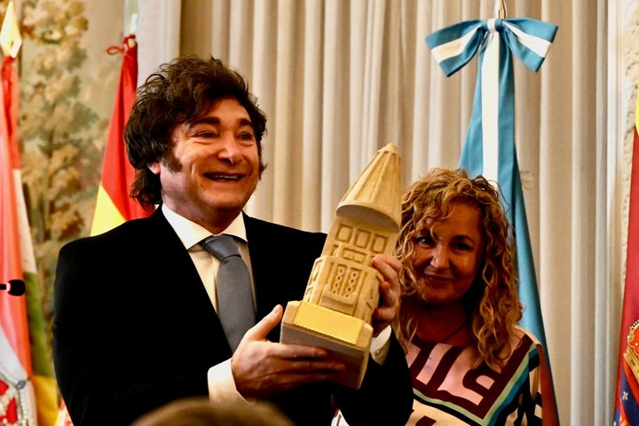  Milei junto a Ana Gómez, presidenta de El Club de los Viernes, la asociación liberal que lo premió en Madrid. Foto: Cézaro De Luca