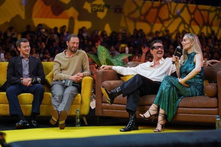 Relajadoss en sillones, Joseh Quinn, Ebon Moss-Bachrach, Pedro Pascal, Vanessa Kirby (de izq. a derecha), los protagonistas de Los 4 Fantásticos. Foto: Getty Images