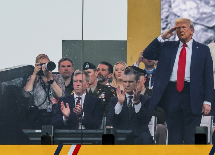 Donald Trump saluda durante el gran desfile militar de este sábado en Washington. Foto: REUTERS   